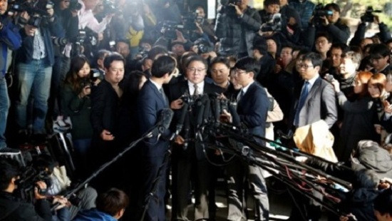 Bắt khẩn cấp cựu cố vấn cấp cao của Tổng thống Hàn Quốc