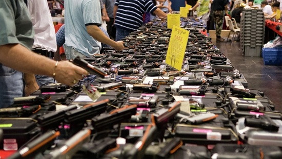 Số lượng người mua súng tăng đột biến trước thềm bầu cử Tổng thống Mỹ