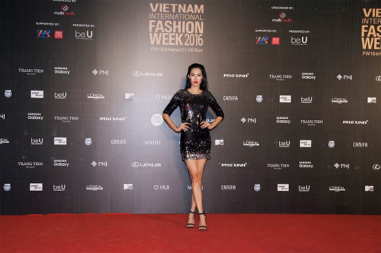 Hoa hậu Đỗ Mỹ Linh đọ sắc Hoa hậu Diễm Hương trên thảm đỏ