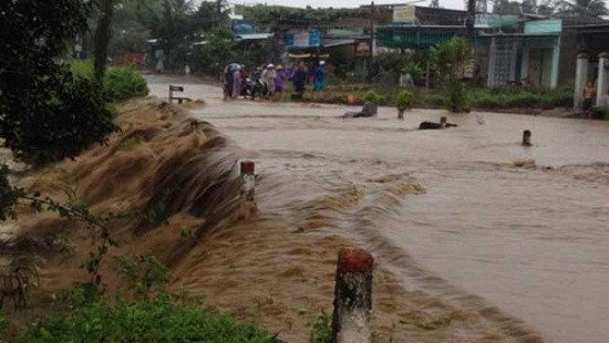 13 người chết và mất tích do mưa lũ ở miền Trung