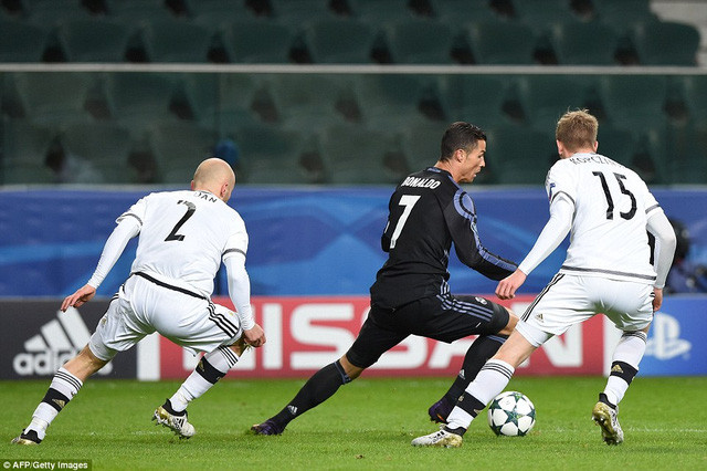 C.Ronaldo bị tố chơi xấu trong trận đấu với Legia