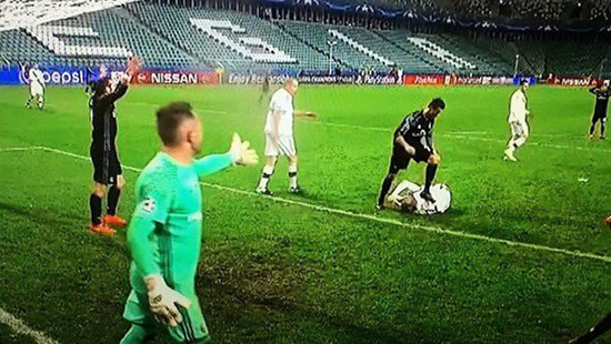 C.Ronaldo bị tố chơi xấu trong trận đấu với Legia