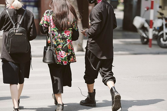 Street Style ngày thứ 4: Các “bang hội” fashionista khoe gout thời trang cực chất như thế nào?