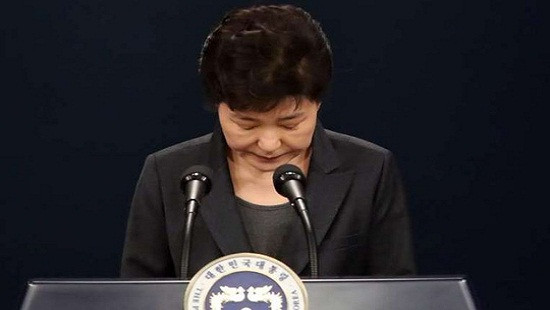Cuộc sống cô đơn khiến Tổng thống Hàn Quốc “dựa” vào bạn thân