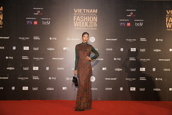 Vắng Midu, Phan Thành lẻ bóng trên thảm đỏ thời trang ở Hà Nội