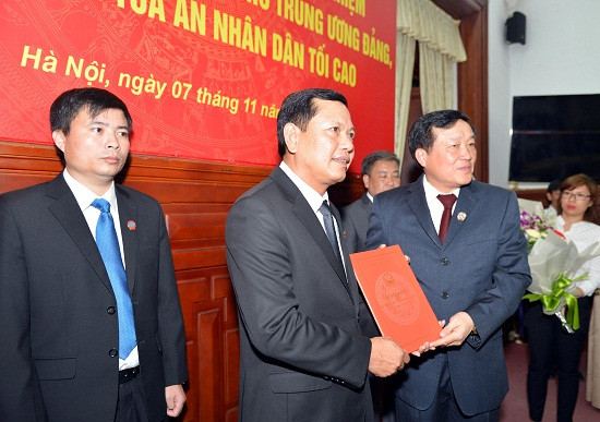 Trao quyết định bổ nhiệm Trợ lý, Thư ký Bí thư Trung ương Đảng, Chánh án TANDTC Nguyễn Hòa Bình