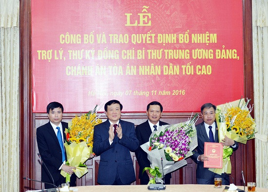 Trao quyết định bổ nhiệm Trợ lý, Thư ký Bí thư Trung ương Đảng, Chánh án TANDTC Nguyễn Hòa Bình