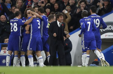 Premier League 2016-17: Đè bẹp Everton, Chelsea lên đỉnh bảng