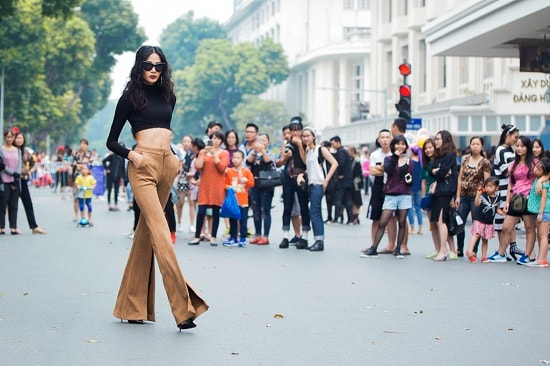 Hoàng Thùy, Trang Khiếu, Hương Ly càn quyét street style cuối tuần 