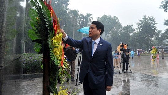 Lãnh đạo Hà Nội dâng hoa tại tượng đài Lenin