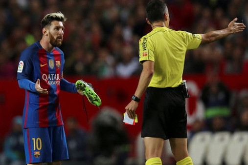 Lionel Messi nhận chiếc thẻ vàng do…tuột giày