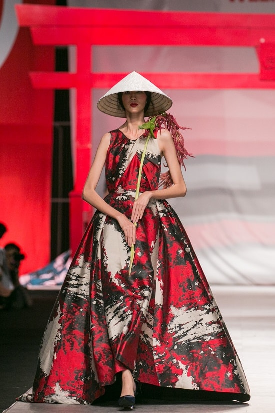 Mãn nhãn với màn kết của NTK Phương My tại Vietnam International Fashion Week