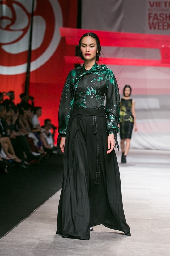 Mãn nhãn với màn kết của NTK Phương My tại Vietnam International Fashion Week