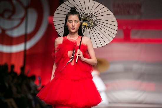 Mãn nhãn với màn kết của NTK Phương My tại Vietnam International Fashion Week