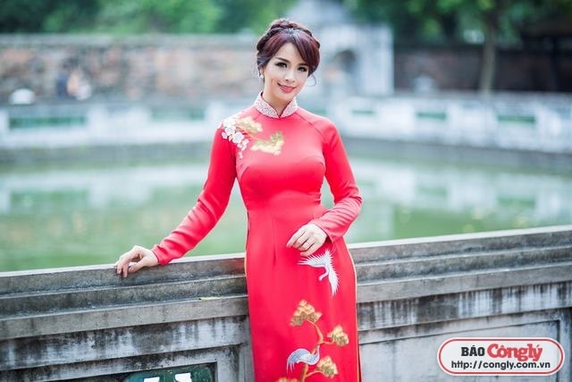 Siêu mẫu Thúy Hằng trở về tuổi 20 khi diện áo dài tại Văn Miếu