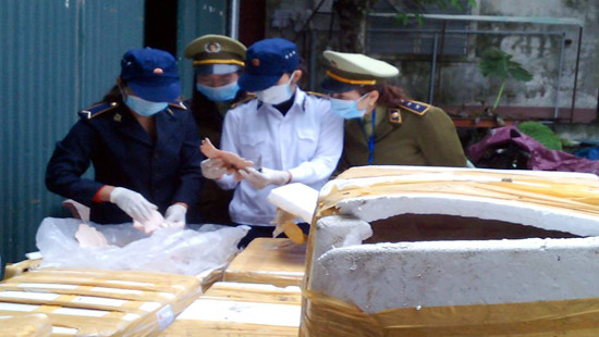 Nghệ An: Bắt giữ 1 tấn nội tạng động vật trên xe khách