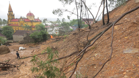 Nghệ An: Sạt lở núi do mưa lớn, sơ tán khẩn cấp 30 hộ dân