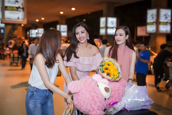 Top 20 Hoa hậu Hòa bình quốc tế Nguyễn Thị Loan gây náo loạn sân bay lúc nửa đêm