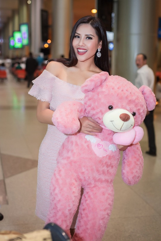 Top 20 Hoa hậu Hòa bình quốc tế Nguyễn Thị Loan gây náo loạn sân bay lúc nửa đêm