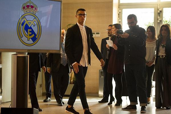 C.Ronaldo tiếp tục thu bội tiền dù đã bước sang tuổi 31