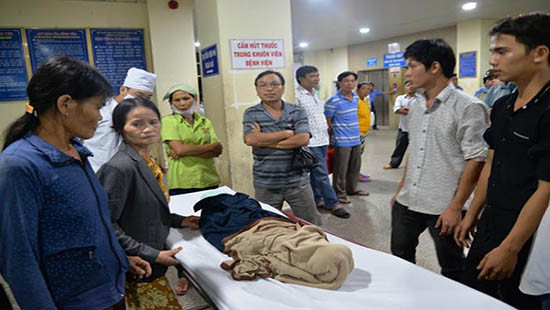 Quảng Ngãi: Bé trai chết bất thường, người nhà vây bệnh viện