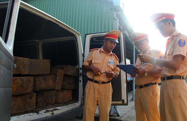 Quảng Nam: Giả là xe tang để vận chuyển gỗ lậu