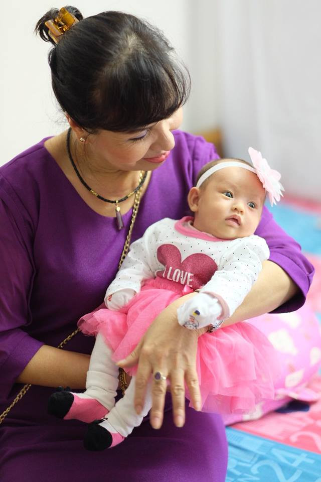 Hồng Quế hạnh phúc khi con gái tròn một tháng tuổi