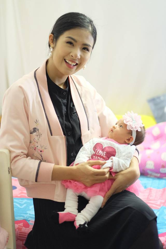 Hồng Quế hạnh phúc khi con gái tròn một tháng tuổi