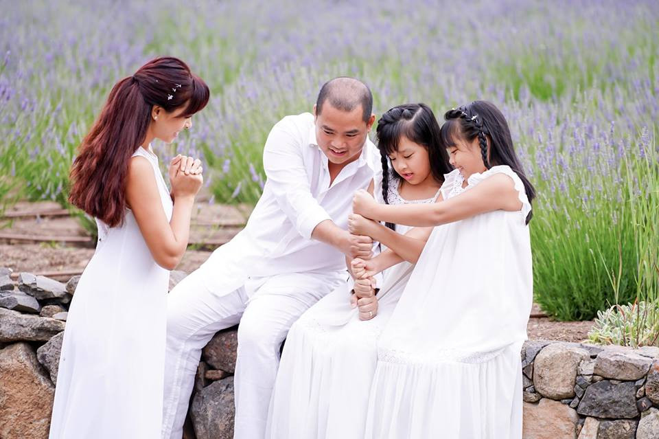 Gia đình Minh Khang, Thúy Hạnh hạnh phúc bên cánh đồng hoa oải hương