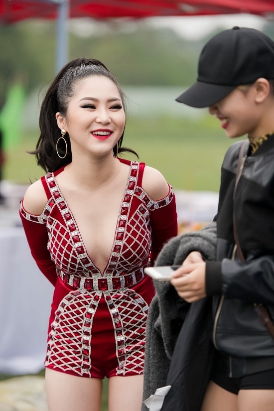 Hương Tràm diện váy ngắn, sexy hết cỡ làm khán giả đứng ngồi không yên