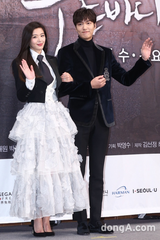 Lee Min Ho - Jun Ji Hyun tay trong tay ra mắt “Huyền thoại biển xanh”