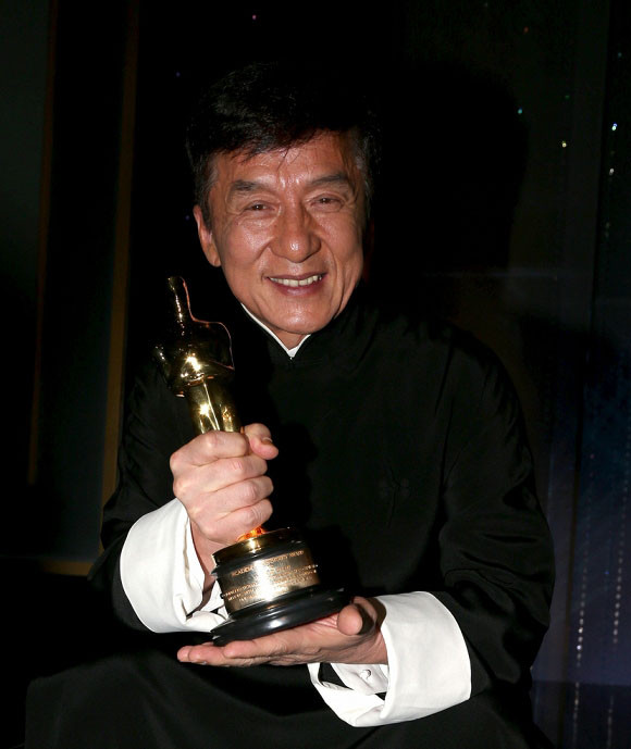 Thành Long mãn nguyện nhận tượng vàng Oscar ở tuổi 62