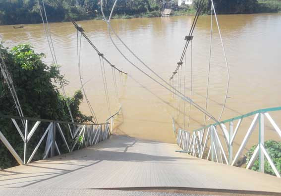 Đồng Nai: Cầu treo sập xuống sông, cứu vớt được 4 nạn nhân