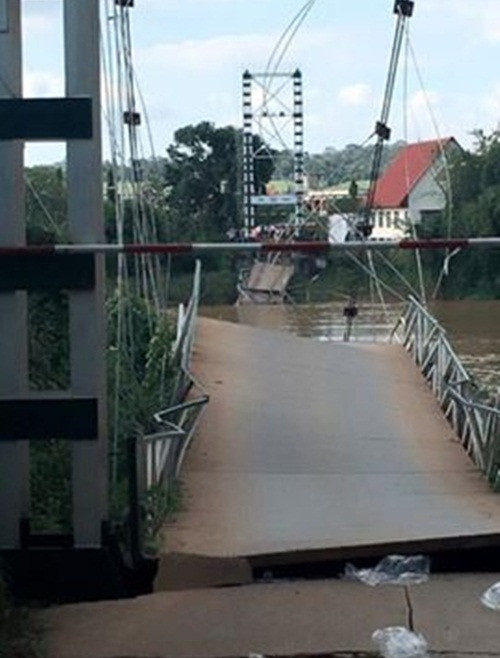 Đồng Nai: Cầu treo sập xuống sông, cứu vớt được 4 nạn nhân