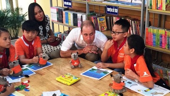 Hoàng tử Anh trò chuyện về loài tê giác với các em học sinh Trường tiểu học Hồng Hà