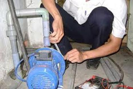 Sửa máy bơm nước, một người bị điện giật tử vong