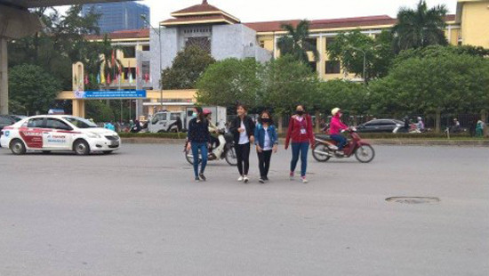 Thay vì đi trên cầu vượt nhiều sinh viên của trường Đại học Khoa học xã hội và nhân văn tìm cách “băng đường” len lỏi giữa dòng xe cộ để qua đường.