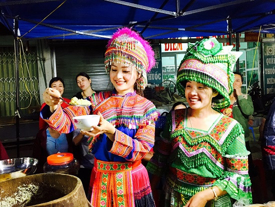 Diễn viên Lan Phương mặc váy dân tộc Mông, địu em xuống chợ 