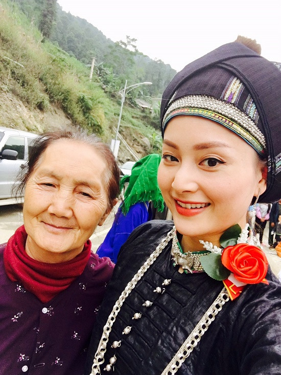 Diễn viên Lan Phương mặc váy dân tộc Mông, địu em xuống chợ 