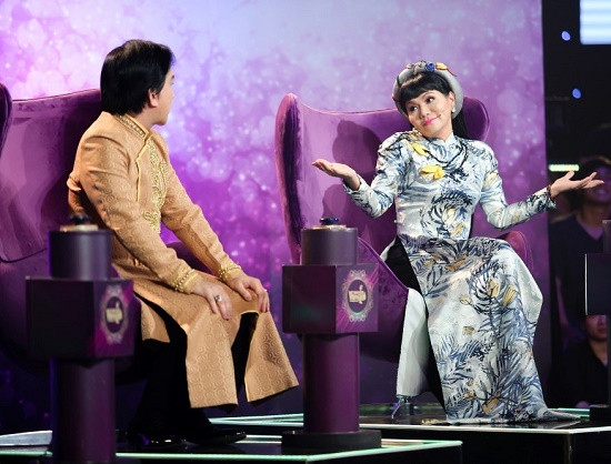Nghệ sỹ Kim Tử Long lần đầu ngồi ghế nóng, giành thí sinh bằng…chuối chiên