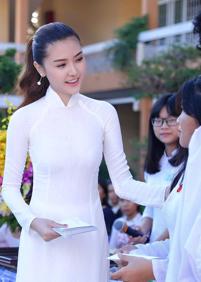 Nữ hoàng sắc đẹp Ngọc Duyên dịu dàng áo dài trắng ngày về thăm trường