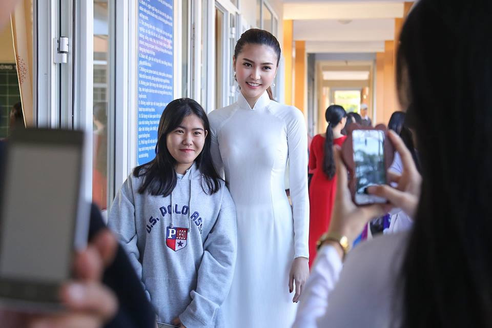 Nữ hoàng sắc đẹp Ngọc Duyên dịu dàng áo dài trắng ngày về thăm trường