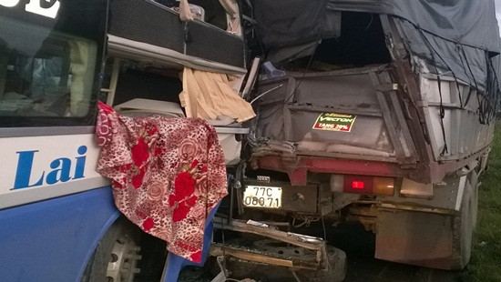 Xe khách đâm vào đuôi xe tải, 9 người bị thương nặng