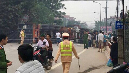 Hà Nội: Xe container bị lật khiến 4 người thương vong
