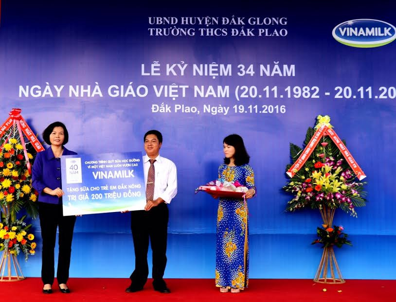 Vinamilk tiên phong mang chương trình sữa học đường đến với trẻ em Đắk Nông