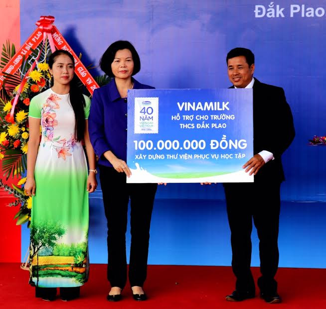 Vinamilk tiên phong mang chương trình sữa học đường đến với trẻ em Đắk Nông