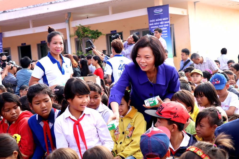 Vinamilk tiên phong mang chương trình sữa học đường đến với trẻ em Đắk Nông