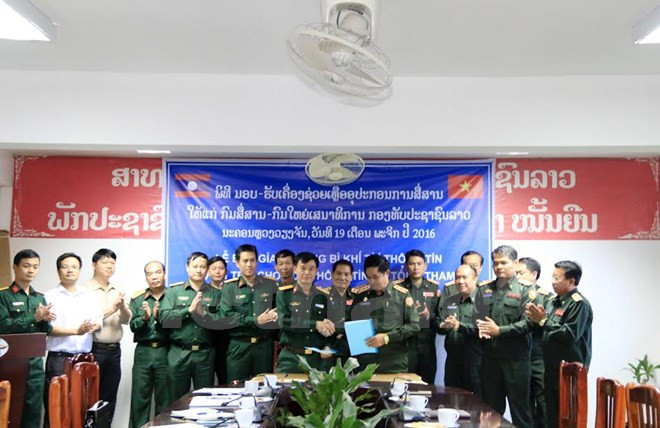 Việt Nam hỗ trợ trang thiết bị, khí tài thông tin cho Quân đội Lào