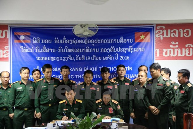Việt Nam hỗ trợ trang thiết bị, khí tài thông tin cho Quân đội Lào