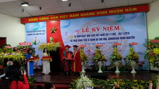 Ông Johnathan Hạnh Nguyễn nhận bằng tiến sỹ danh dự